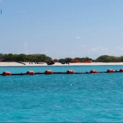 चिकनी सतह UHMWPE पाइप एक्सट्रूडिंग उत्पादन के साथ बोल्ट और नट शामिल ISO9001 प्रमाणन